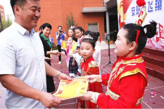 2019-10-14_唱誦抒發(fā)愛(ài)國(guó)情   同心共筑中國(guó)夢(mèng)——安陽(yáng)市飛翔學(xué)校舉行第四屆“慶國(guó)慶”唱誦會(huì)2575